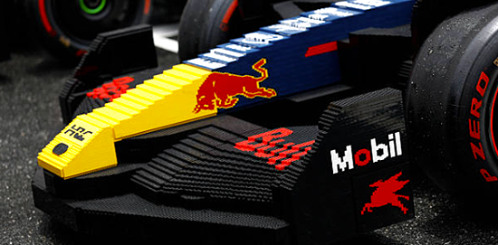 LEGO、実物大レゴF1カーのパレードラップ