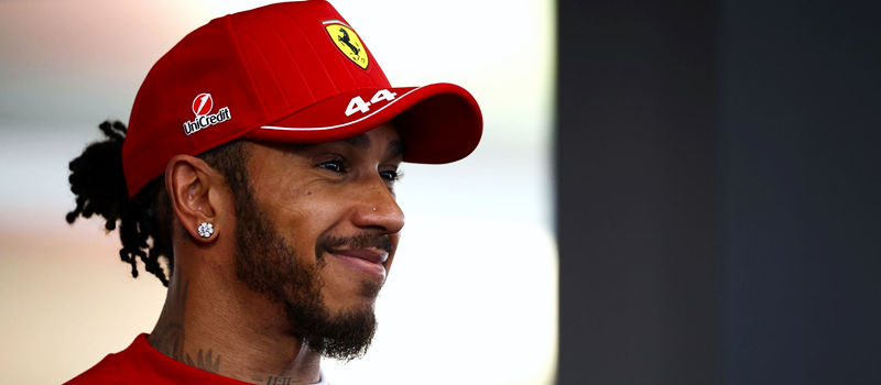ハミルトンとフェラーリの契約は2026年まで確定　批判発言の裏に隠された駆け引き