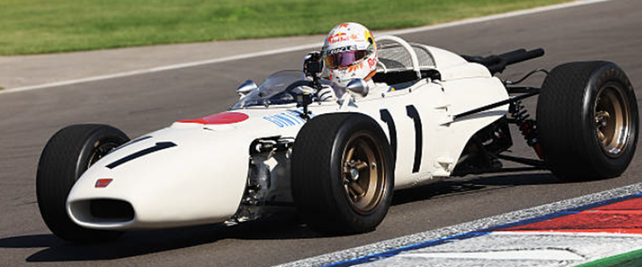 角田裕毅、伝説のRA272でショーラン