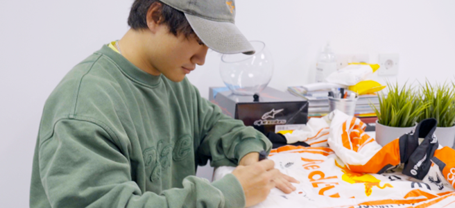 フェルスタッペンと角田裕毅の鈴鹿スーツ、チャリティで約1,500万円を集める