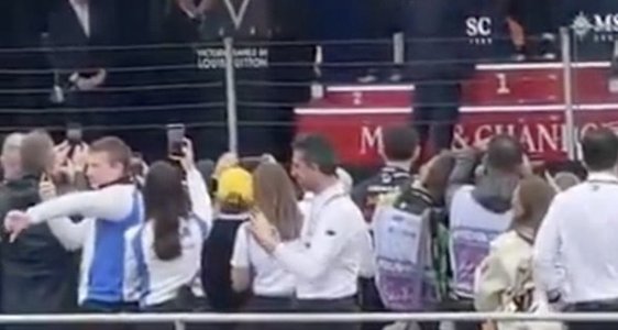 レーシングブルズ、表彰式で“親指下げ”映像、内部対応を実施したと声明