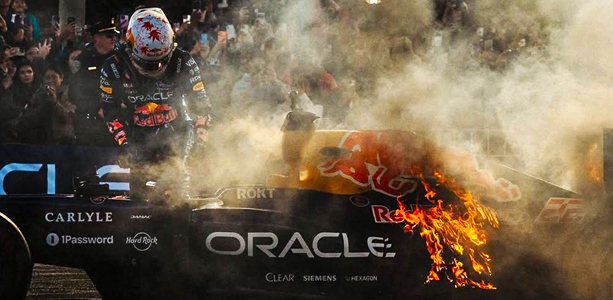 角田裕毅、サンフランシスコでのデモ走行でマシン炎上